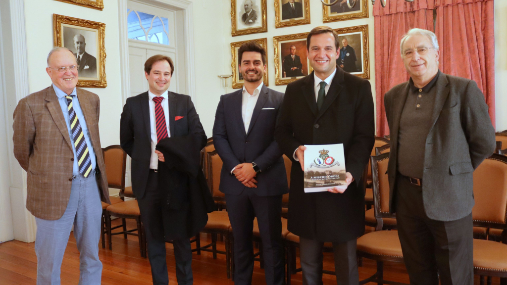 O livro da história da Misericórdia de Gaia foi a oferta dada ao deputado Ricardo Baptista Leite