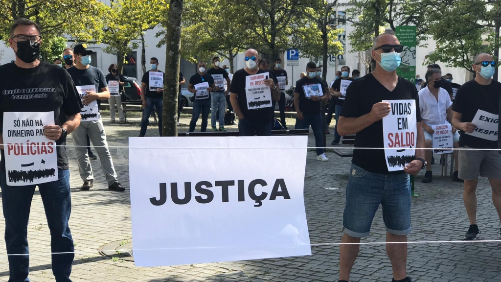 Polícias em vigília 