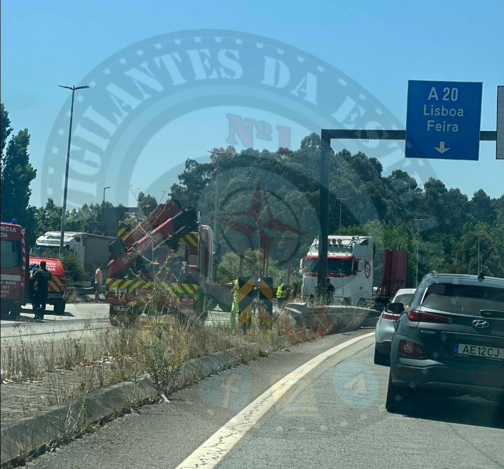 Acidente na A20, no nó da ENN22, sentido Porto-Gaia