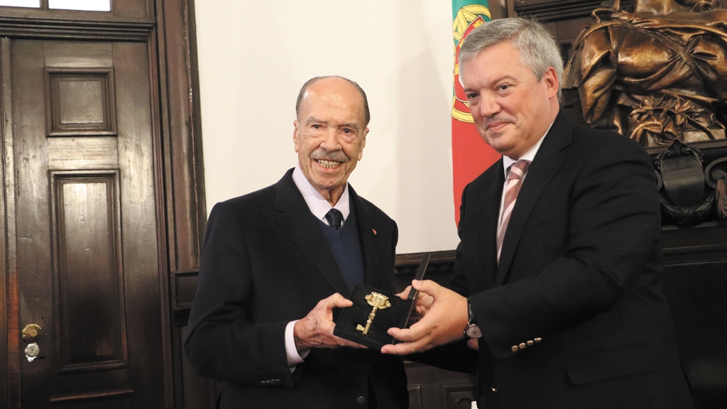 O comendador emocionou-se, ao discursar no Salão Nobre da Câmara Municipal de Gaia, onde recebeu a Chave da Cidade, das mãos do presidente Eduardo Vítor Rodrigues