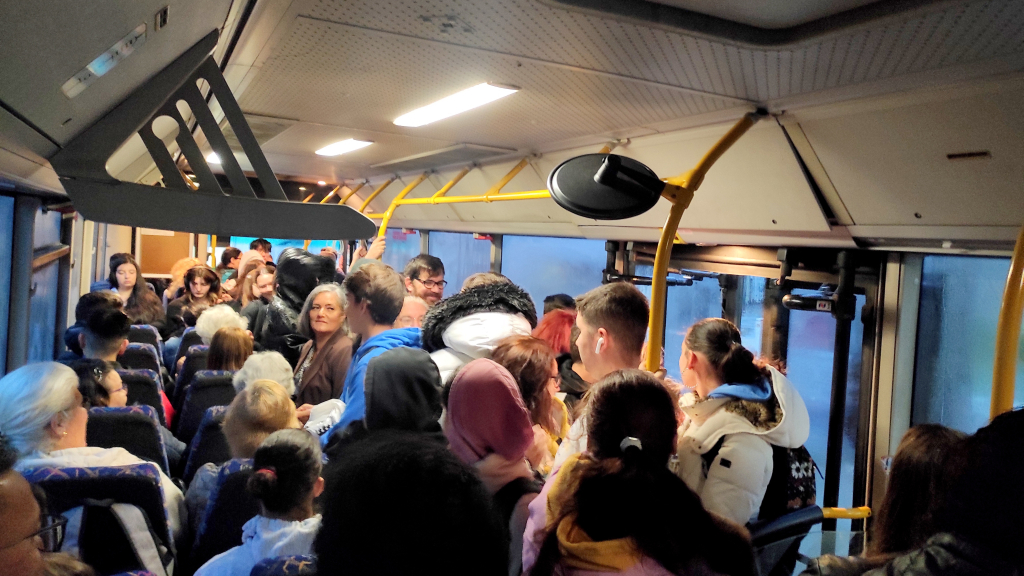 Nas primeiras viagens do dia, a sobrelotação é bem visível no interior do autocarro.