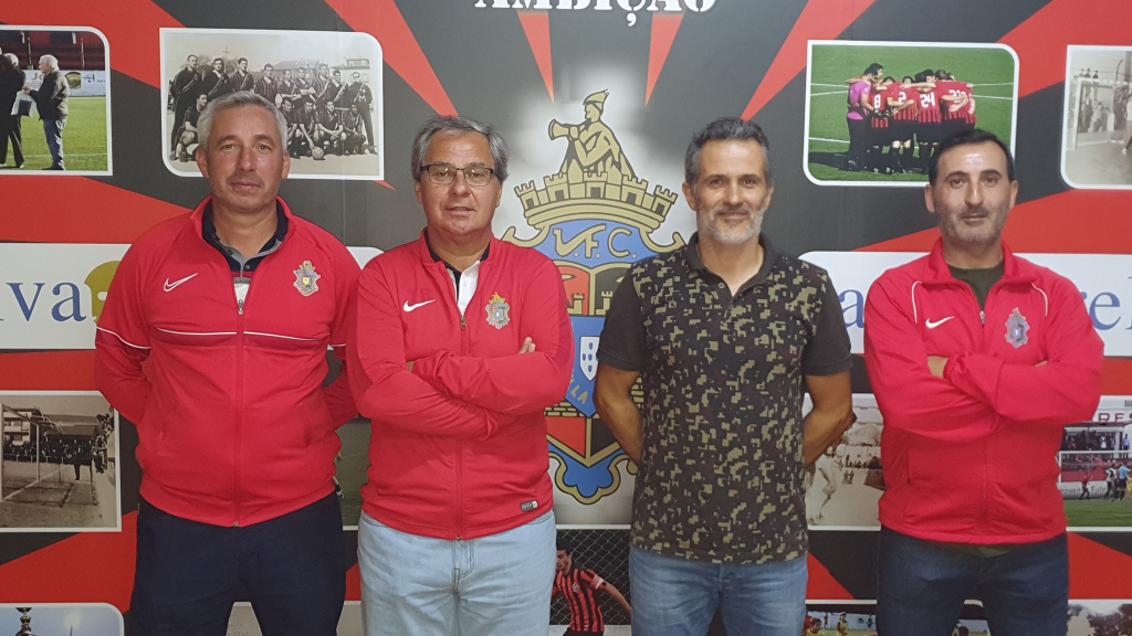 Jorge Mendes, João Santos e Paulo Granja com o presidente António Coelho - Foto Vila FC