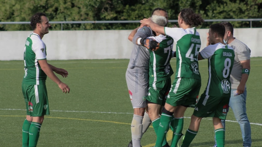 Equipa abraçou Maikon depois de mais um penalti defendido