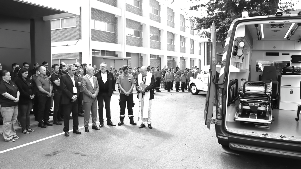 Colaboradores da Groz-Beckert e Bombeiros de Valadares atentos á inauguração da ambulância