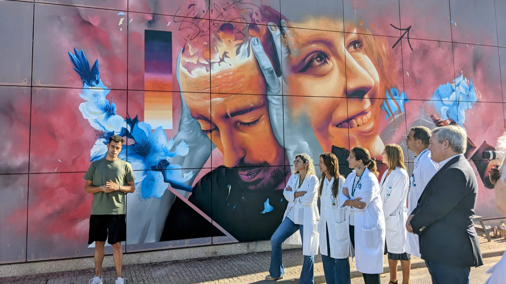 Guel Do It é o autor do novo mural ‘Bloom’, na fachada do Serviço de Psiquiatria do Hospital de Gaia